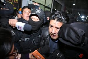 Santos Quispe sale de la Fiscalía con fuerte resguardo policial
