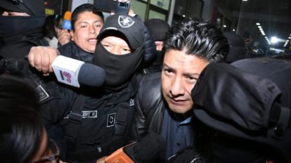 Santos Quispe sale de la Fiscalía con fuerte resguardo policial