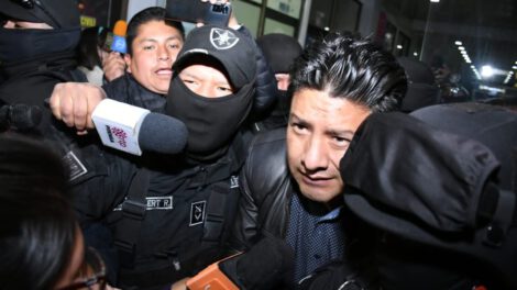 Santos Quispe sale de la Fiscalía con fuerte resguardo policial