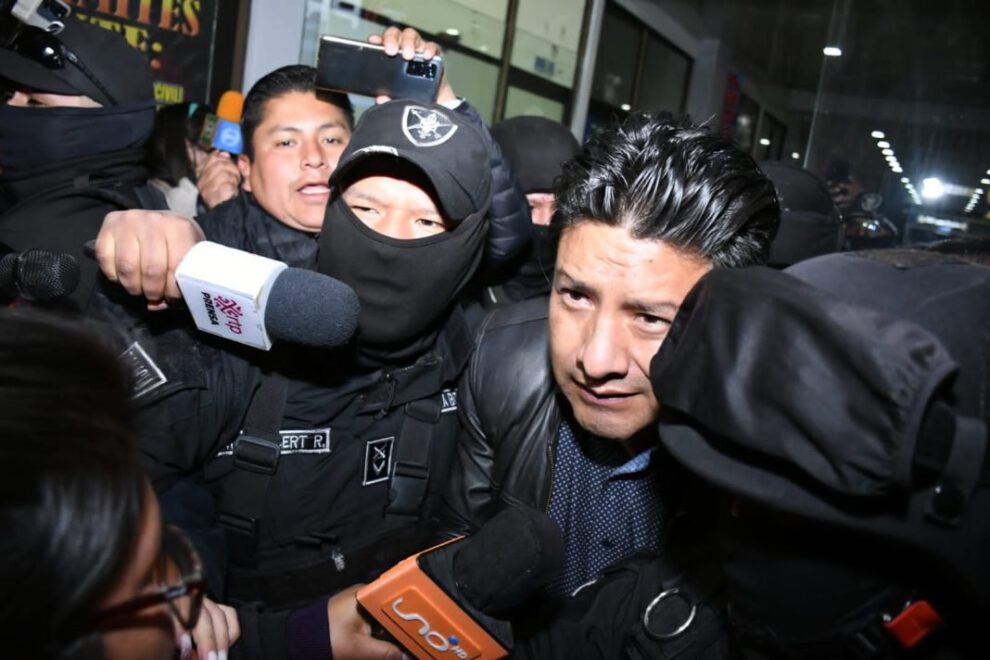 Santos Quispe sale de la Fiscalía con fuerte resguardo policial