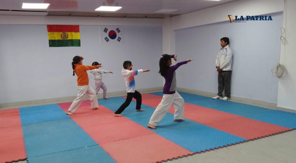 Selección orureña de taekwondo en el nacional Open
