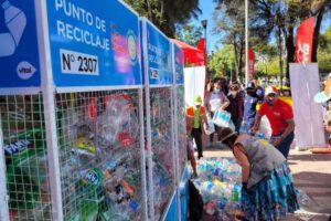 Reciclaje de botellas plásticas con Coca-Cola