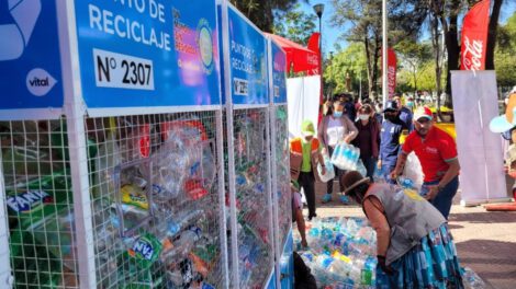 Reciclaje de botellas plásticas con Coca-Cola