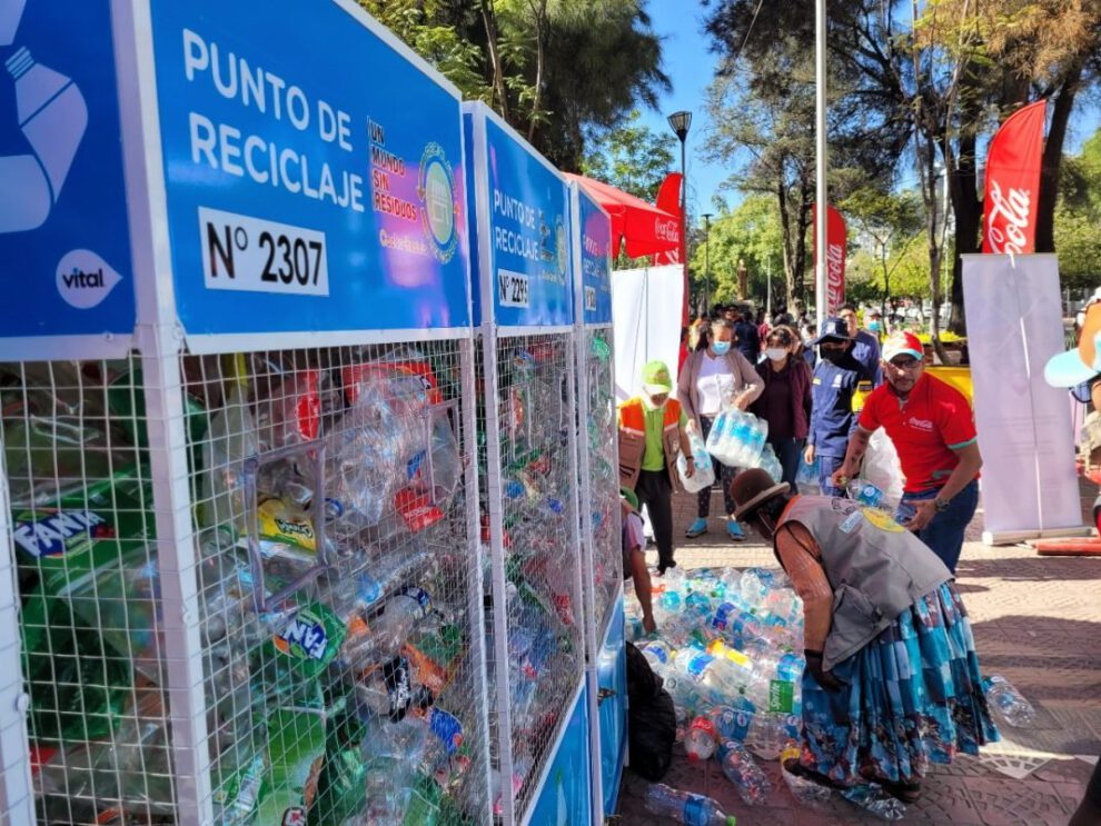 Reciclaje de botellas plásticas con Coca-Cola