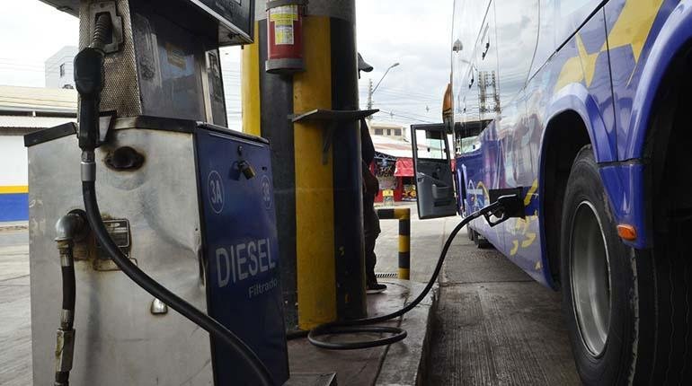 Falta de dólares para combustible en Cochabamba