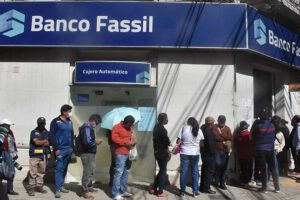 Filas en puertas de una agencia del Banco Fassil