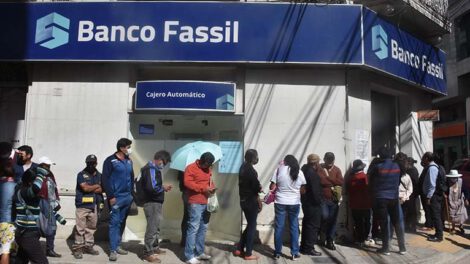 Filas en puertas de una agencia del Banco Fassil