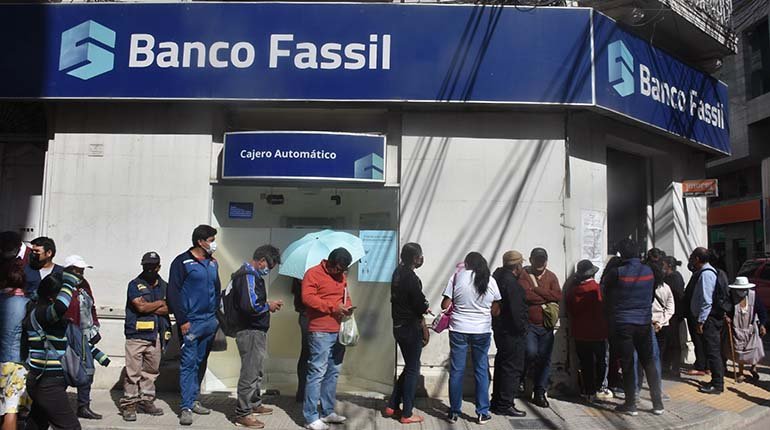 Filas en puertas de una agencia del Banco Fassil