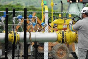 Labores de explotación de gas natural en Bolivia