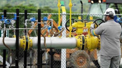Labores de explotación de gas natural en Bolivia