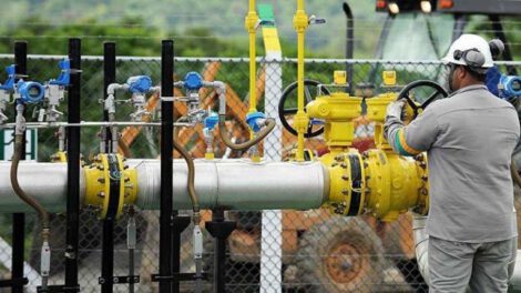 Labores de explotación de gas natural en Bolivia