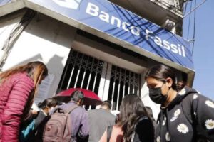 Preocupación y tristeza de los ahorristas afectados por el problema con el Banco Fassil