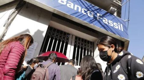 Preocupación y tristeza de los ahorristas afectados por el problema con el Banco Fassil