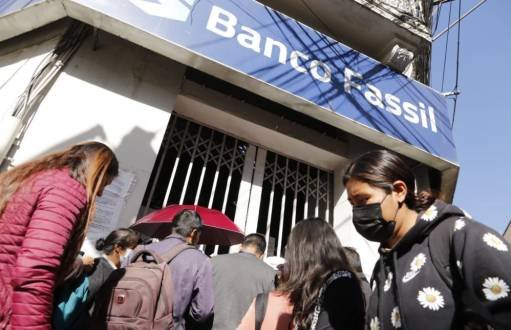 Preocupación y tristeza de los ahorristas afectados por el problema con el Banco Fassil