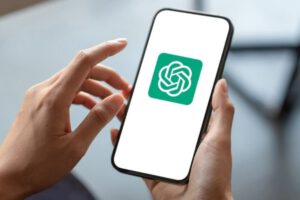 Usuario interactuando con el Chatbot ChatGPT en su dispositivo móvil