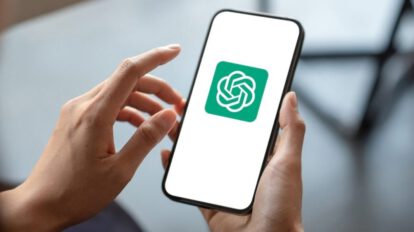 Usuario interactuando con el Chatbot ChatGPT en su dispositivo móvil
