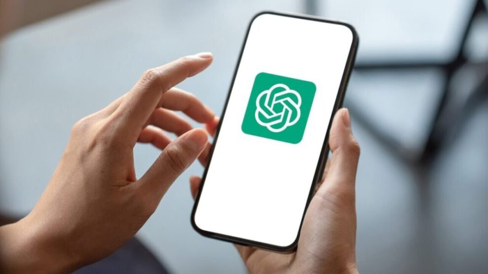 Usuario interactuando con el Chatbot ChatGPT en su dispositivo móvil