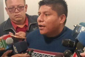 El senador del Movimiento Al Socialismo (MAS), Leonardo Loza, discutiendo la Ley 363