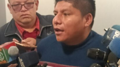 El senador del Movimiento Al Socialismo (MAS), Leonardo Loza, discutiendo la Ley 363