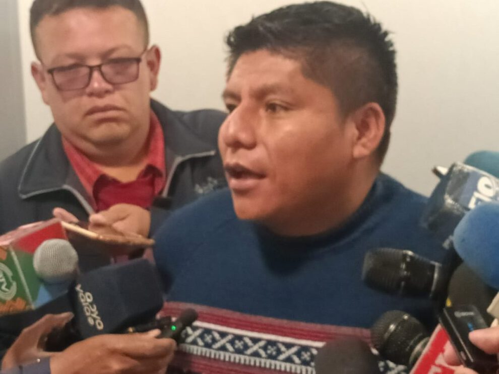 El senador del Movimiento Al Socialismo (MAS), Leonardo Loza, discutiendo la Ley 363