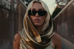 Miley Cyrus en su videoclip Flowers