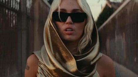 Miley Cyrus en su videoclip Flowers
