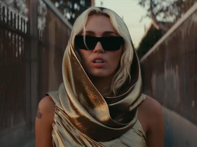 Miley Cyrus en su videoclip Flowers