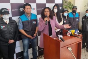 Mónica Chuquimia informando sobre la red de extorsión para licencias