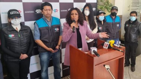 Mónica Chuquimia informando sobre la red de extorsión para licencias