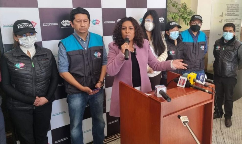 Mónica Chuquimia informando sobre la red de extorsión para licencias