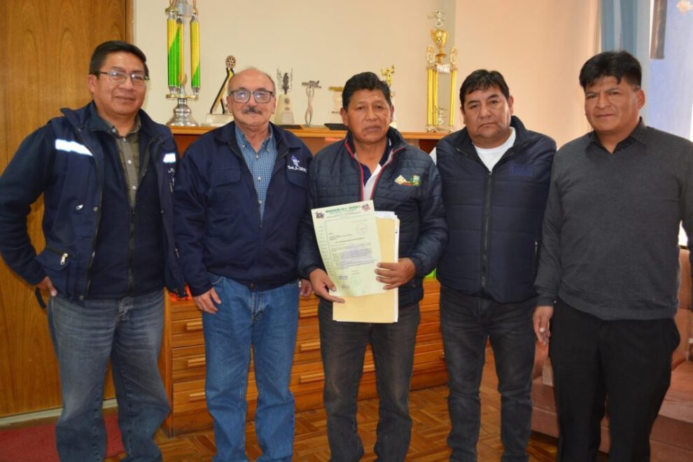 Representantes de SeLA Oruro con vecinos de CIO 2 sobre el Proyecto Apraur Fase II