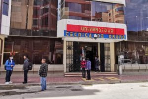 Trabajadores de la UTO ratifican pliego de peticiones
