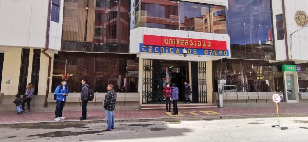 Trabajadores de la UTO ratifican pliego de peticiones