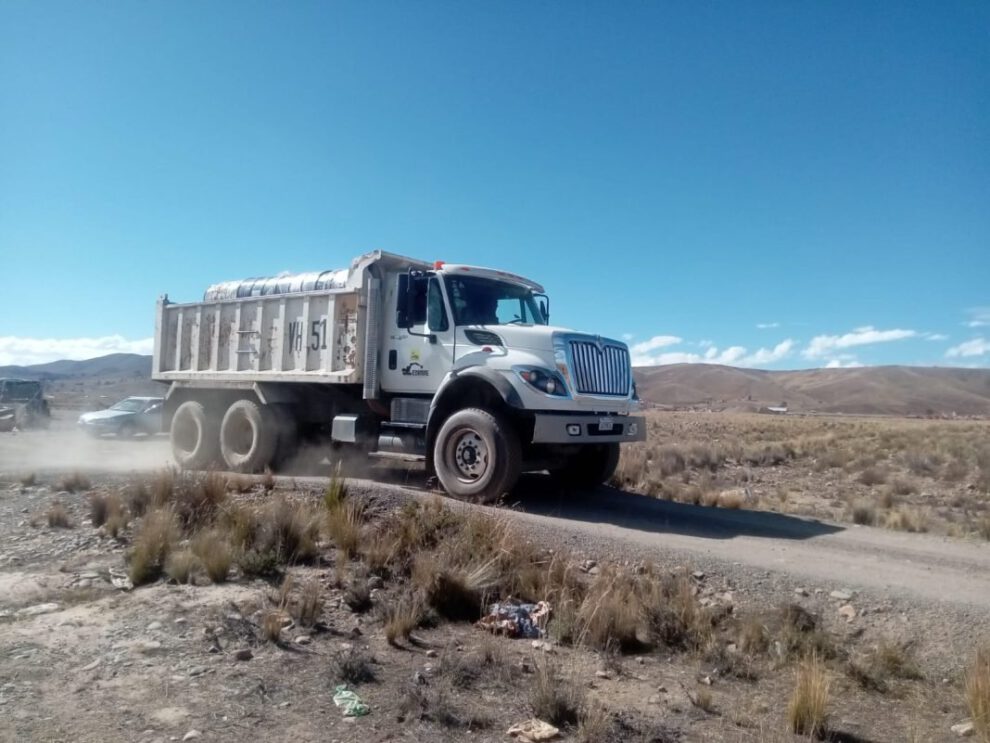 Turriles de cemento asfáltico robados hallados en Pucarani