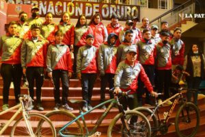 Ciclistas orureños en el certamen nacional de bicimontaña