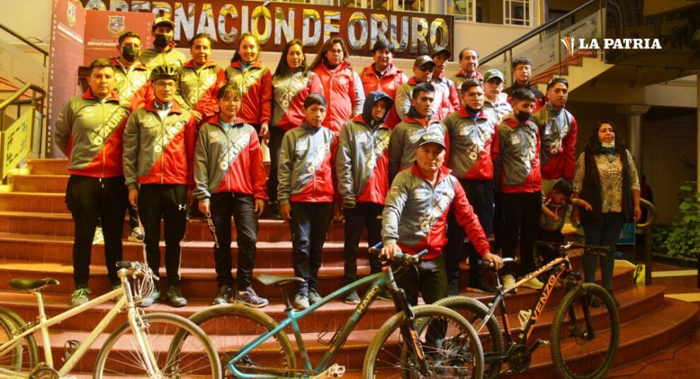 Ciclistas orureños en el certamen nacional de bicimontaña