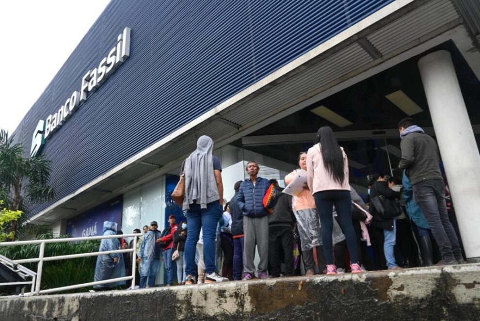 Denuncia masiva exfuncionarios Banco Fassil