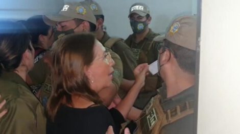 Centa Reck intentando ingresar a la audiencia