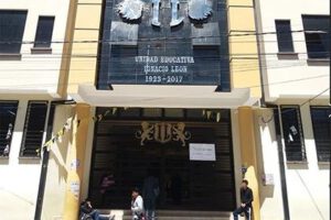 Devolución de libros escolares en la Unidad Educativa 'Ignacio León'