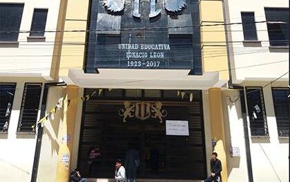 Devolución de libros escolares en la Unidad Educativa 'Ignacio León'