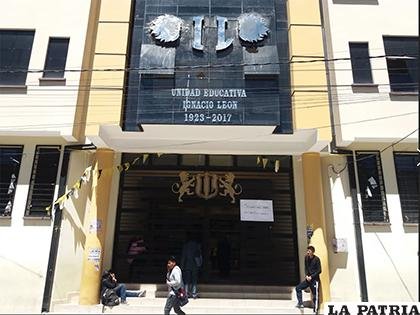 Devolución de libros escolares en la Unidad Educativa 'Ignacio León'