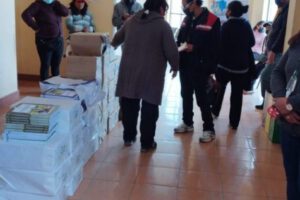 Devolución de libros por padres de familia del colegio Ignacio León