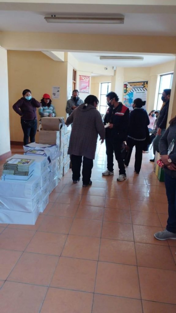 Devolución de libros por padres de familia del colegio Ignacio León