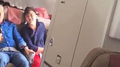 Pasajero abre puerta de emergencia en avión antes del aterrizaje