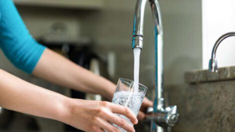 Concentración de cloro y metales tóxicos en agua potable