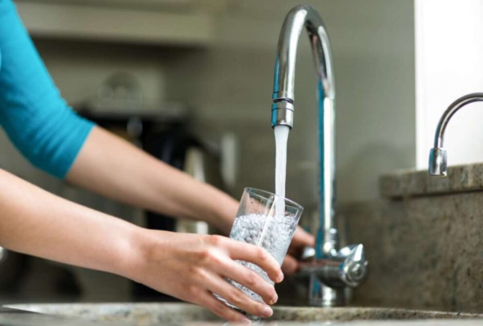Concentración de cloro y metales tóxicos en agua potable