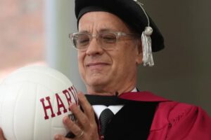 Tom Hanks graduación Harvard