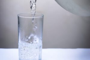 Beber agua antes de comer ayuda a controlar el apetito