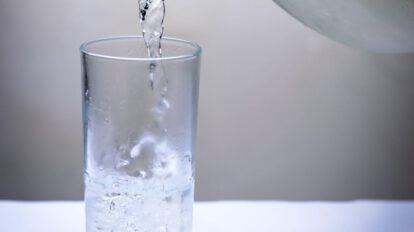 Beber agua antes de comer ayuda a controlar el apetito