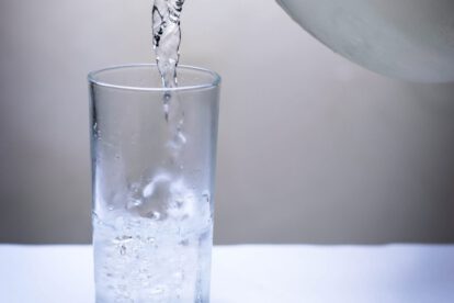 Beber agua antes de comer ayuda a controlar el apetito